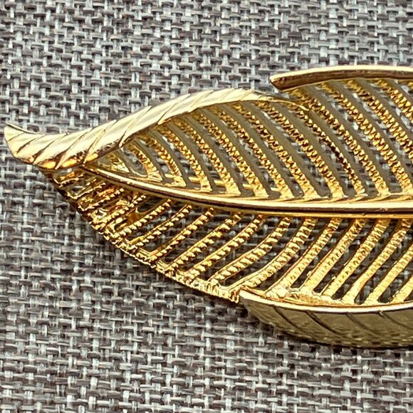 Vintage Monet Leaf Brooch Pin 3.5 In Gold Cut Away Turned Edge Elegant Nature - Picture 6 of 8